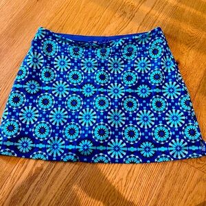 Women’s athletic skirt size M with built in shorts. Great for summer sports